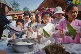 这场面！朴茨茅斯夺英甲冠军升入英冠，球迷们激情冲入场内庆祝